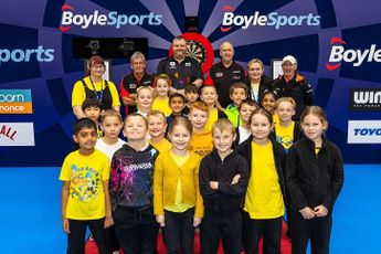 Rob Cross en Ryan Joyce vermaken schoolkinderen op amusante wijze met rekenlessen