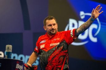 "Moeilijke periode achter de rug, maar nu geniet ik opnieuw van het darten" - Jonny Clayton vloert goede vriend Chris Dobey in openingsronde EK Darts