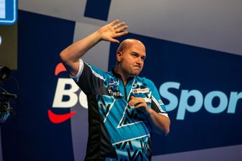 "Ik begin stilaan te houden van dit toernooi" - Rob Cross stoot voor het eerst door naar kwartfinales op World Grand Prix