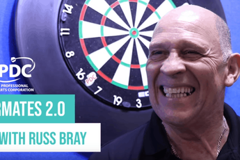 VIDEO: Wie is het best en slechtst gekleed? Russ Bray praat over darters op PDC Tour