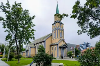 OLSEN PÅ TUR: Tromsø - Nordens Paris  og Hønefoss Kirke. Rar sammenligning, synes du ikke?