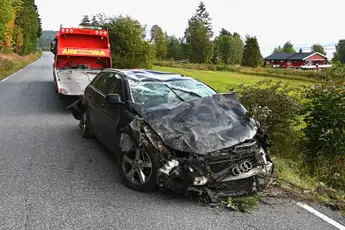 Bil kjørt av veien på Vestsideveien nord for Jevnaker. Store materielle skader