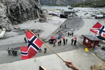 OLSEN PÅ TUR: Bessaker tok imot Trollfjord med flagg, sodd og saueskitbingo