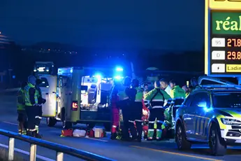Forbipasserende startet livreddingen – mann fløyet til sykehus etter utforkjøring på Veme