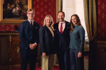 Kongefamilien kommer ut på Slottsbalkongen kl. 16.45 for å hilse folket og si takk