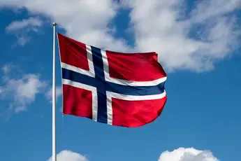 Nå er flagget til topps. Sørgetiden er over. Kong Harald er stedt til hvile