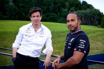 Wolff twijfelde nooit aan toekomst Hamilton bij Mercedes: 'Hebben al vele jaren een pact'