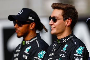 VIDEO: Verstappen ziet Hamilton zonnebril opdoen tijdens persconferentie: 'Volgende keer een helm op?'