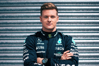 VIDEO: Mick Schumacher maakt eerste meters in W14-bolide Mercedes