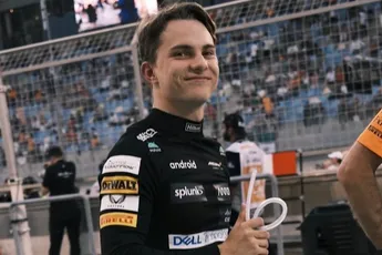 Moeder Piastri krijgt mini-hartverzakking bij MotoGP: 'Oscar Jack Piastri, ga weg bij die motor'