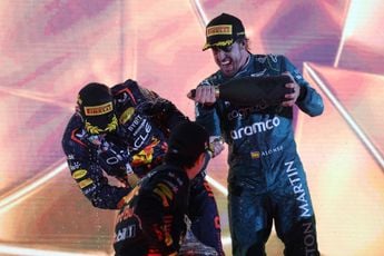 Perez steekt draak met Aston Martin: "Mooi, drie Red Bulls op het podium"