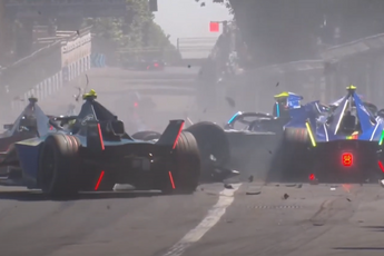 VIDEO: Formule E-coureurs  ontsnappen aan erger bij snoeiharde crash E-Prix Rome