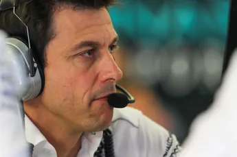 Wolff met de handen in het haar na nieuwe Mercedes-deceptie: 'Lijkt alsof we in een F2-auto rijden'