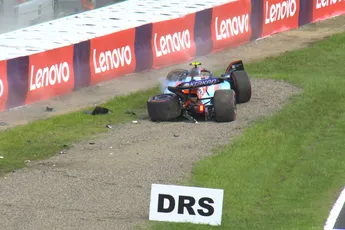 Rode vlag: Logan Sargeant crasht hard in Q1 bij laatste bocht
