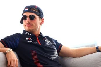 Max Verstappen knokt zich terug na valse start in simrace-kampioenschap