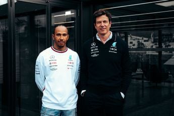 Hamilton: 'Transitie van Mercedes naar Ferrari voelt raar'