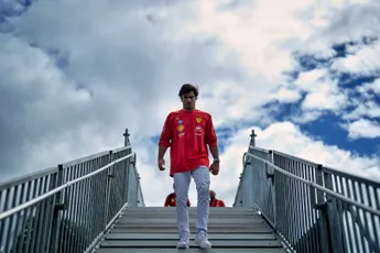 Sainz geeft teleurstelling toe rondom vertrek: ‘Ferrari heeft mij gedumpt’
