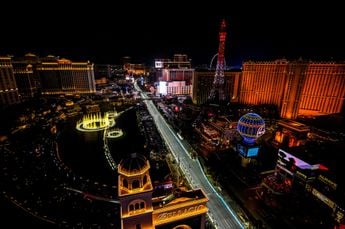 Samenvatting vrijdag Grand Prix van Las Vegas: Mercedes sterk, Red Bull heeft het lastig