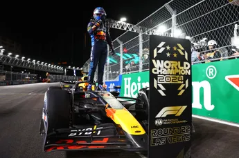 Reacties op 4e wereldtitel van Max Verstappen: "Hij heeft geen minpunten"