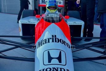 Zak Brown trakteert Alonso en zijn vader op ritje in legendarische auto van Senna