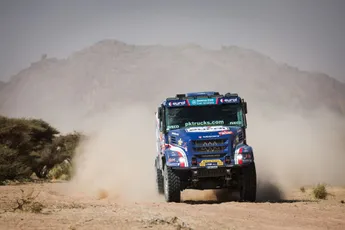 Dakar update: Nasser Al-Attiyah verliest 5e etappe winst na tijdstraf bij de auto's, Paul Spierings 2e bij de challengers.