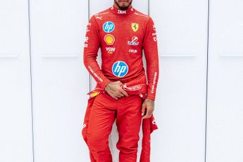 Lewis Hamilton onthult gloednieuwe Ferrari-helm