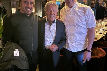 Alonso miste Hamilton en Verstappen op het Legends diner: "Ik denk dat ze het druk hadden"