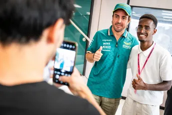 Alonso duikt op in muziekvideo van Italiaanse zangeres, Hollywoodster maakt verrassende overstap naar Formule E