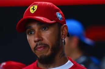 Hamilton haalt uit naar Verstappen: "De gesprekken die Max heeft met zijn engineer, wat een arme man"