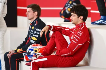 Charles Leclerc over zijn rivaliteit met Max Verstappen: "Dat maakt het er niet makkelijker op"