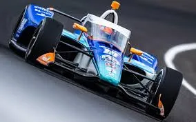 ZIEN: Rinus Veekay crasht uit de Indy 500