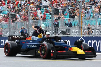 De leukste F1-race van 2025 in beeld - de driver's parade met Lego-auto's