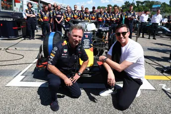 Mijlpaalrace met  een emotionele lading: Zoon van Red Bull-oprichter ontroerd door zege Verstappen