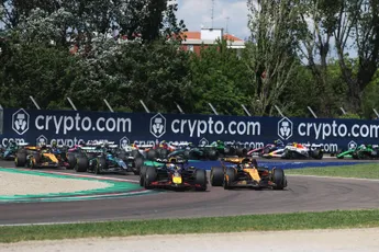 Russell bewonderde actie Verstappen van achter het stuur: "Max is een van de beste coureurs ooit"