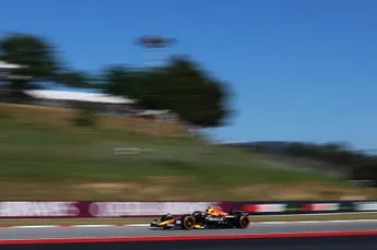 Oscar Piastri snelste in tweede vrije training Spanje, Russell en Verstappen volgen