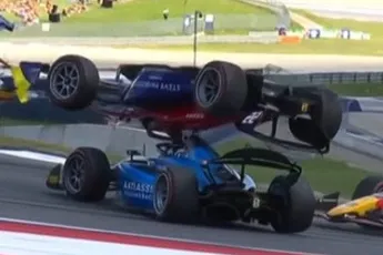 ZIEN: Megacrash tijdens de Formule 2 Sprintrace, rijders zijn ok!