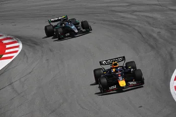 Russell vol verbazing over Verstappen na clash in Spanje: "Vanuit mijn perspectief werd ik gewoon geramd"