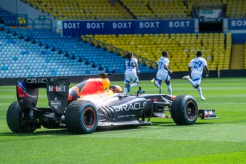 Zien: Voetballers sprinten tegen Red Bull F1-auto