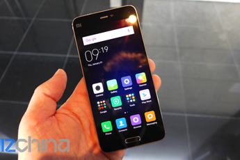 Watch a black Xiaomi Mi 5 being unboxed