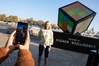 Huawei erects a "Rubik's Cube" in London to promote Mate 20 Series AI power