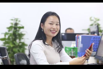 Watch: Elephone employees get interviewed - Which smartphones are they using?