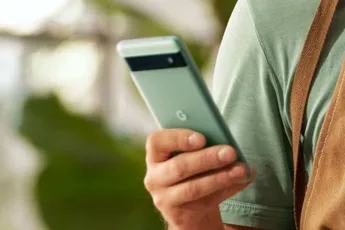 A mysterious black spot appears on the screen of the Pixel 6