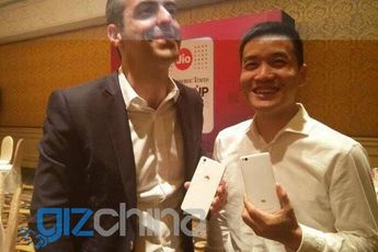 Hugo Barra of Xiaomi seems to be having fun with a OnePlus X! (updated)