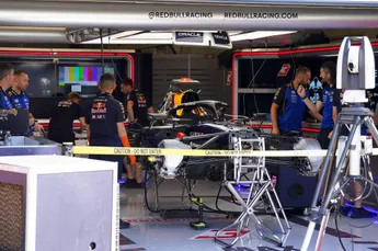 Red Bull Racing-monteur zichtbaar aangeslagen door problemen met auto Max Verstappen