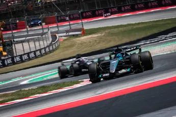 George Russell met zijn handen in het haar om Mercedes-motor: 'Baart ons grote zorgen'