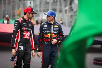 Esteban Ocon baalt dat Max Verstappen in de F1 rijdt: 'Helaas was hij er'