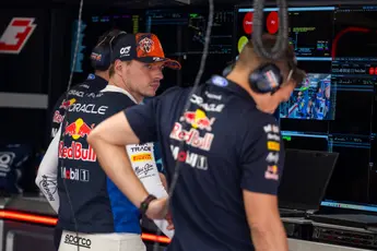 Max Verstappen gelooft zijn eigen ogen niet en denkt dat hij wordt tegengewerkt