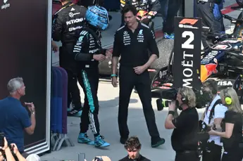 Toto Wolff haalt snoeihard uit naar George Russell: 'Zijn rijstijl...'