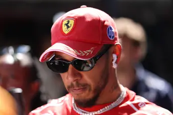 Lewis Hamilton legt bom onder Ferrari-team en hint op ruzie met Charles Leclerc