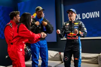 Max Verstappen heeft een enorme glimlach op zijn gezicht: 'Mijn eerste zege van het jaar!'